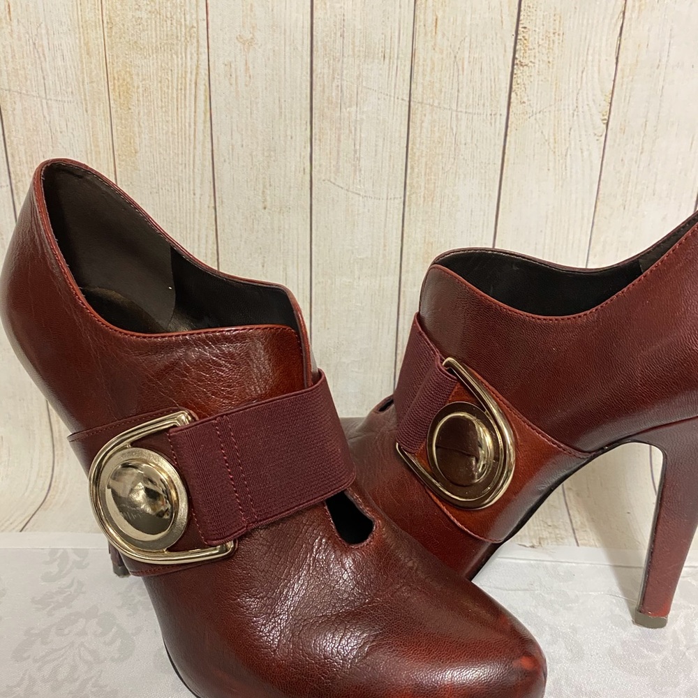 Woman’s Shoes - Picture 2 of 8